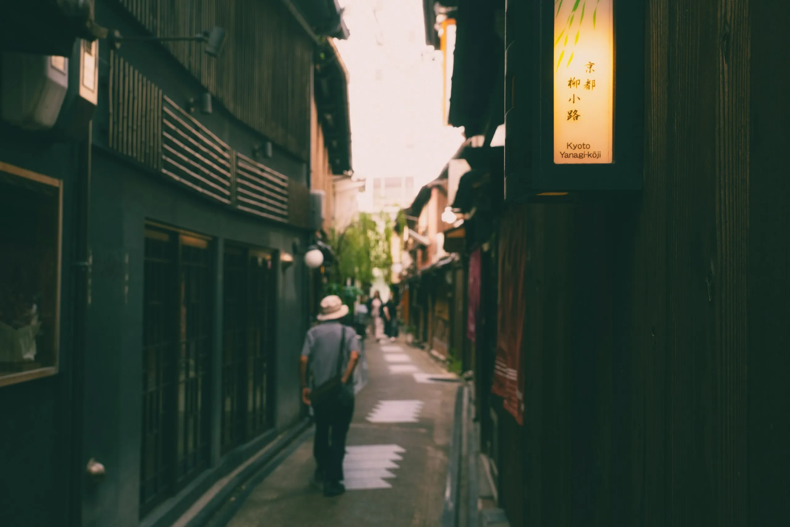 Kyoto'da dar bir ara sokakta yürüyen bir gezgin