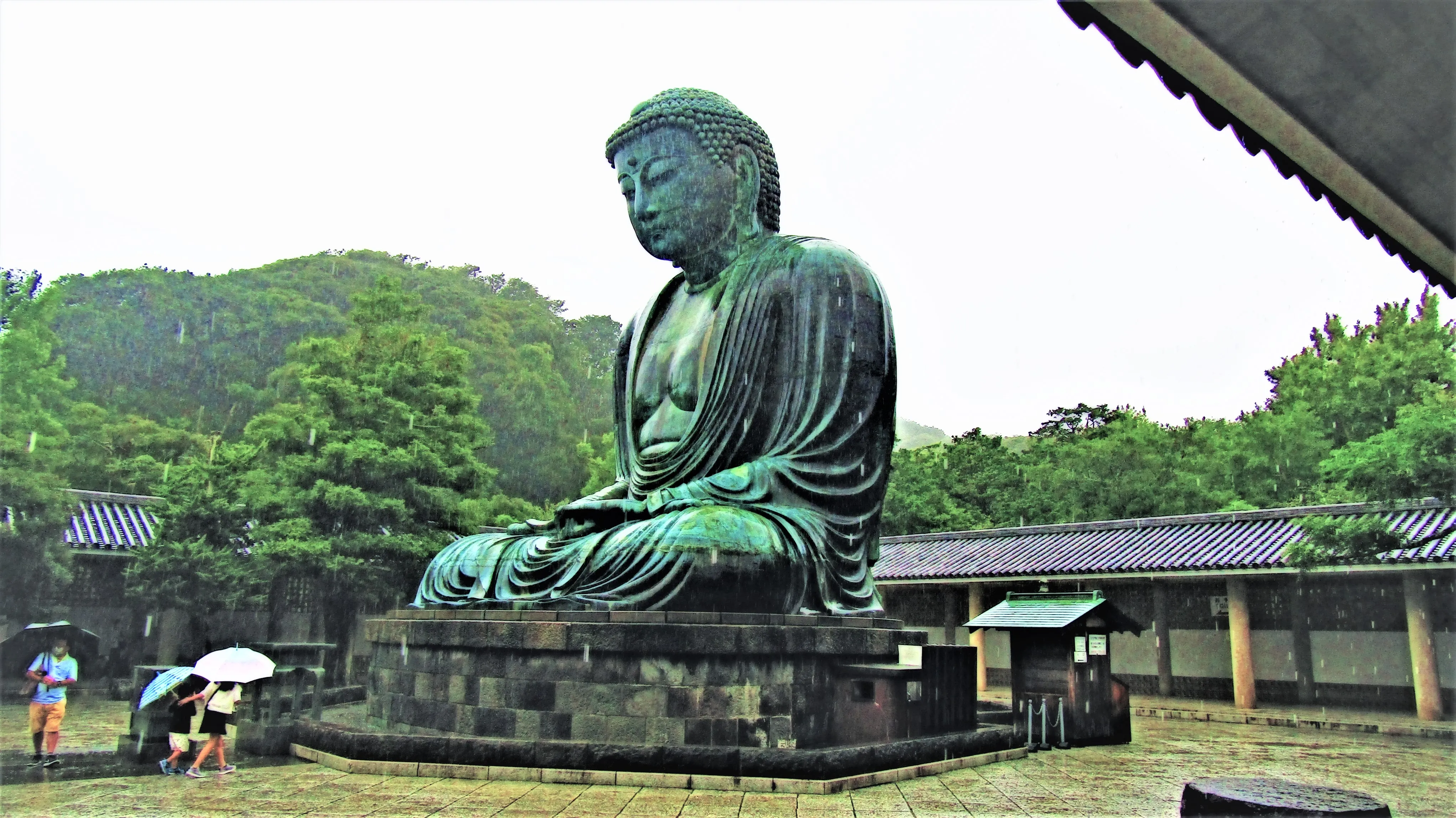 Açık havada oturan Kamakura Büyük Buda heykeli