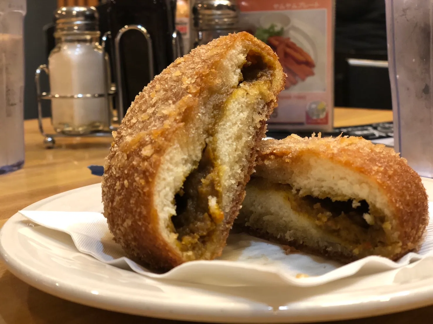 Komachi çevresinde satılan körili kızarmış hamur, yani curry pan