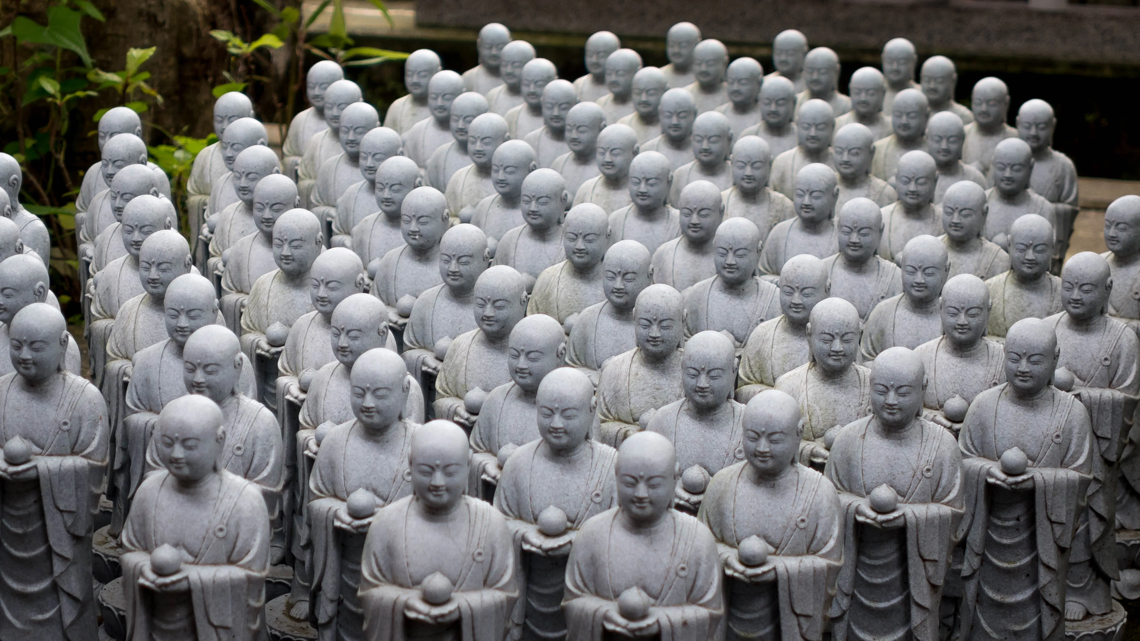 Hasedera'da yan yana dizilmiş küçük Jizo heykelleri
