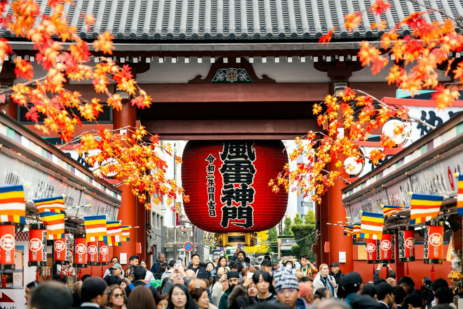 Asakusa'da Kaminarimon kapısı ve sonbahar yaprakları