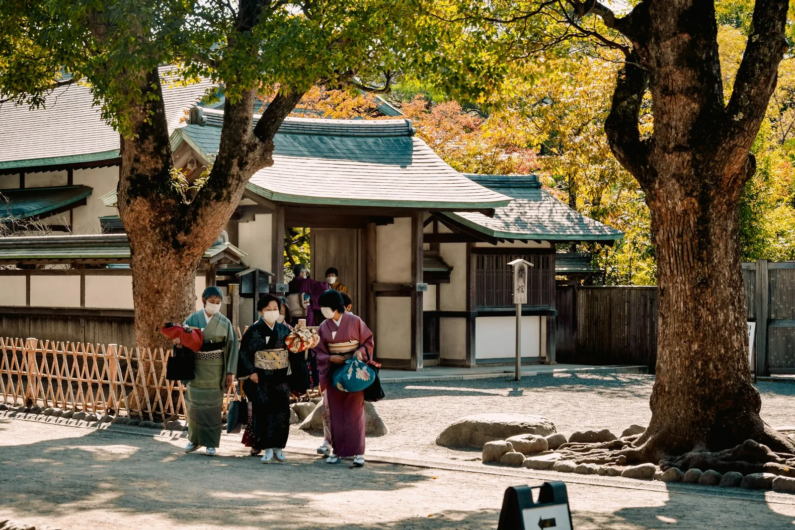 Kamakura'da sonbahar renkleri içinde bir tapınak
