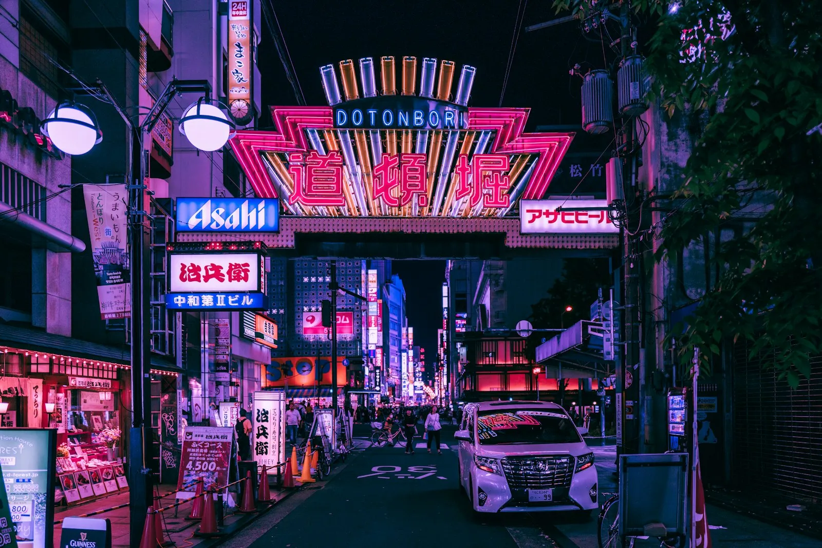 Osaka'da Dotonbori'nin neon ışıklı caddesi