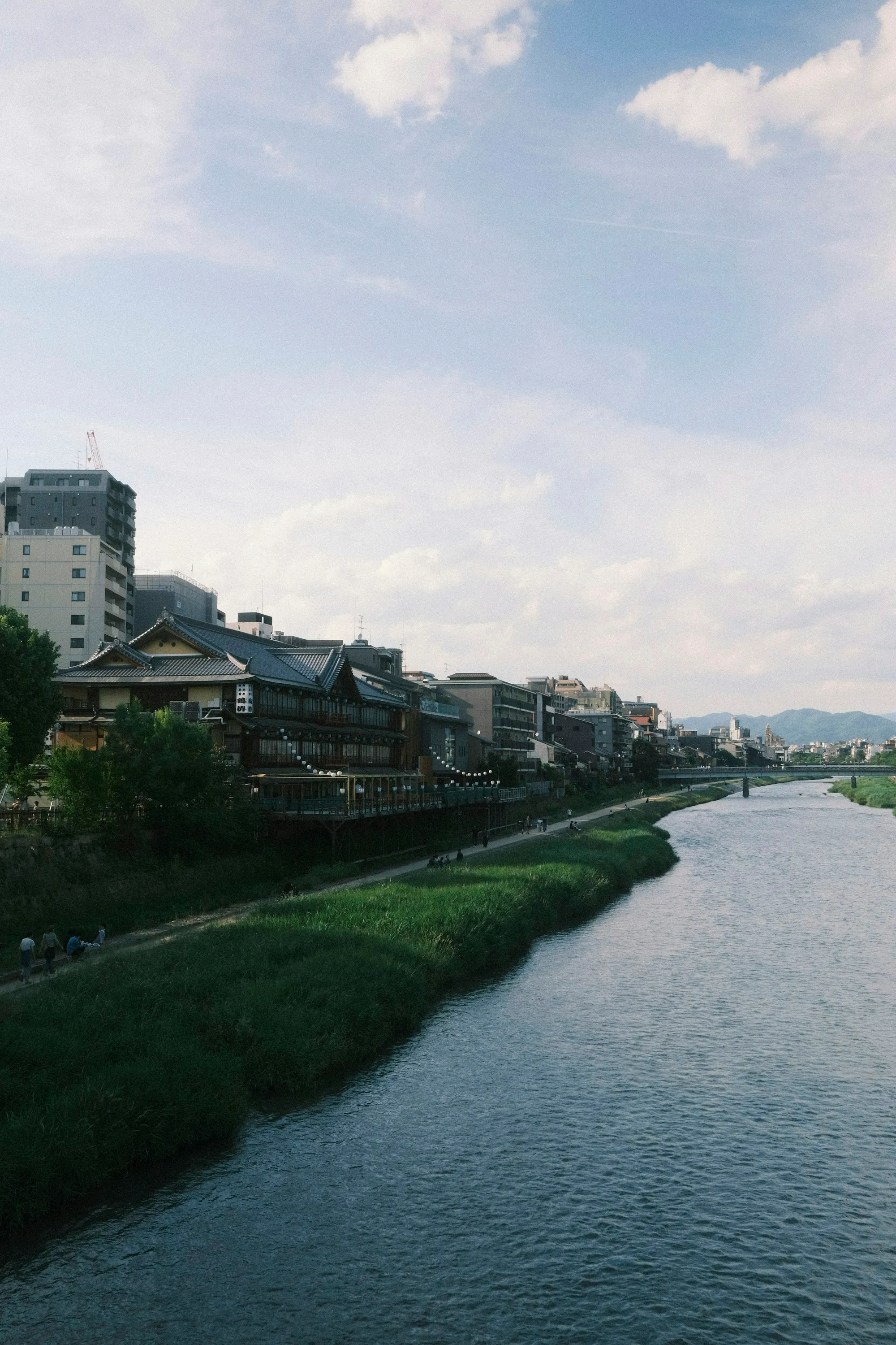 Kamo nehri kıyısında Kyoto