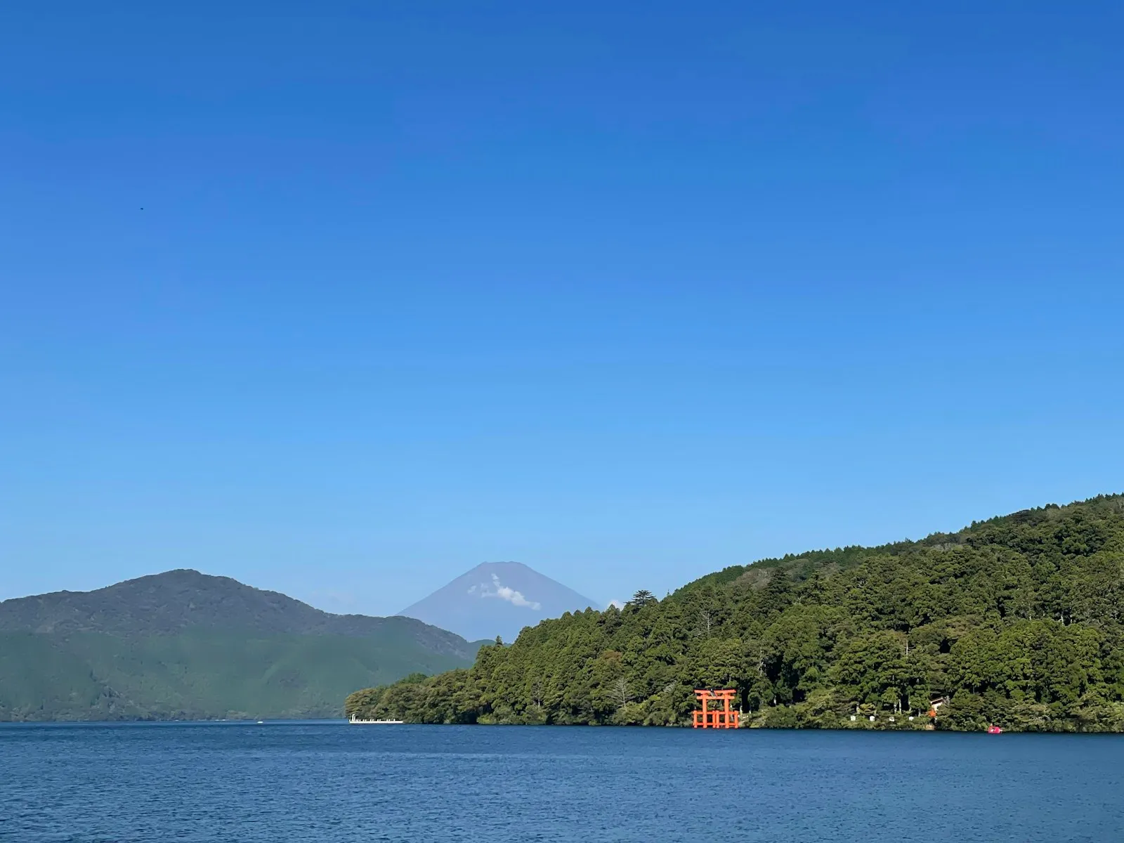Hakone'de Ashi Gölü, kırmızı torii ve ardında Fuji Dağı