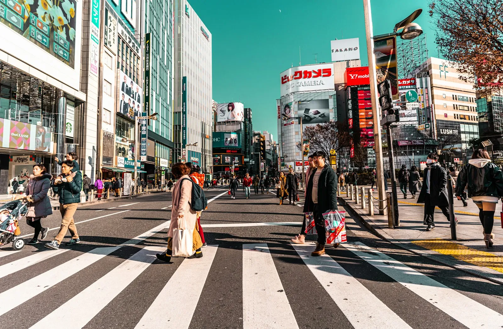Tokyo'da kalabalık bir alışveriş semti
