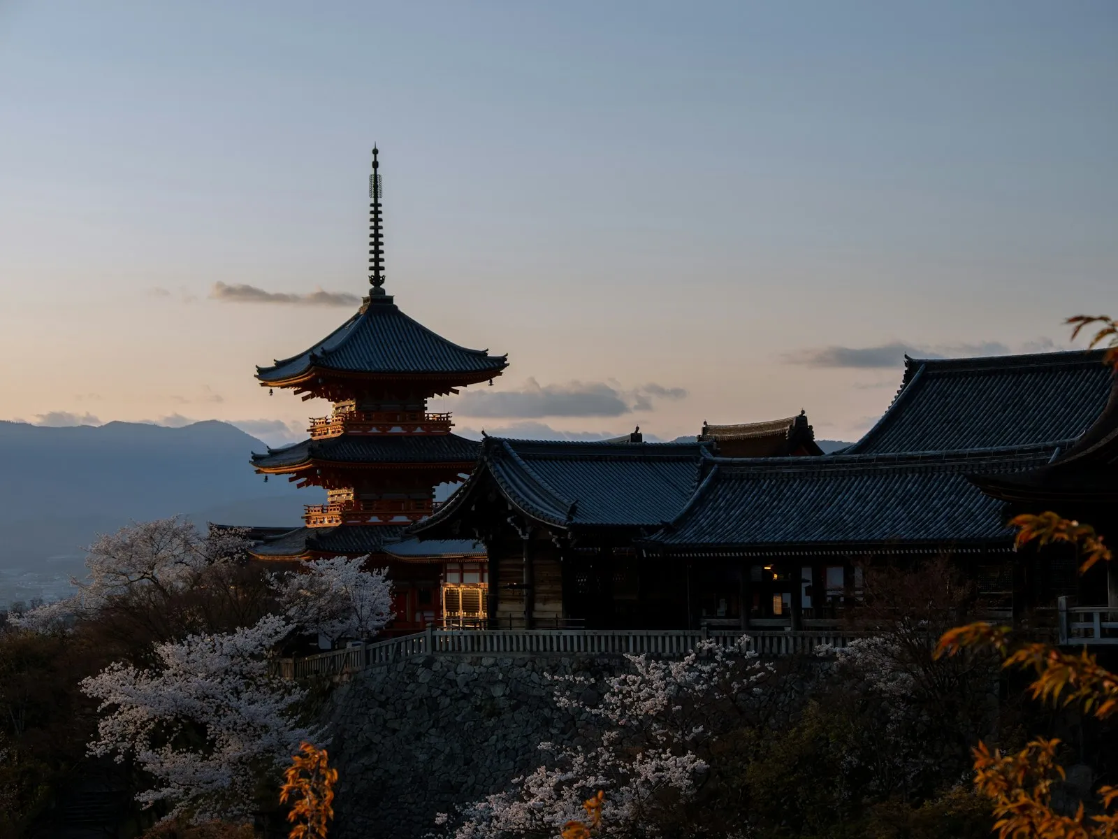 Kiraz çiçekleri arasında Kiyomizu-dera pagodası